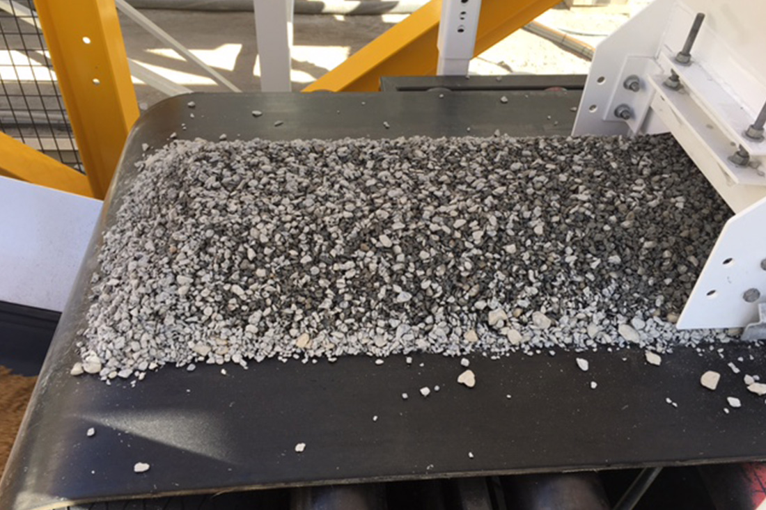 Photo of an aggregate weigh trailer holding small stones | Featured image for the Aggregate Weigh Trailer Page for CMQ Engineering.